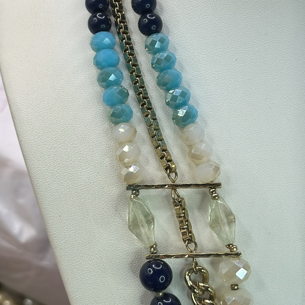The limited gold tone, lobster, clasp, three strand, crystal and acrylic - Picture 3 of 4
